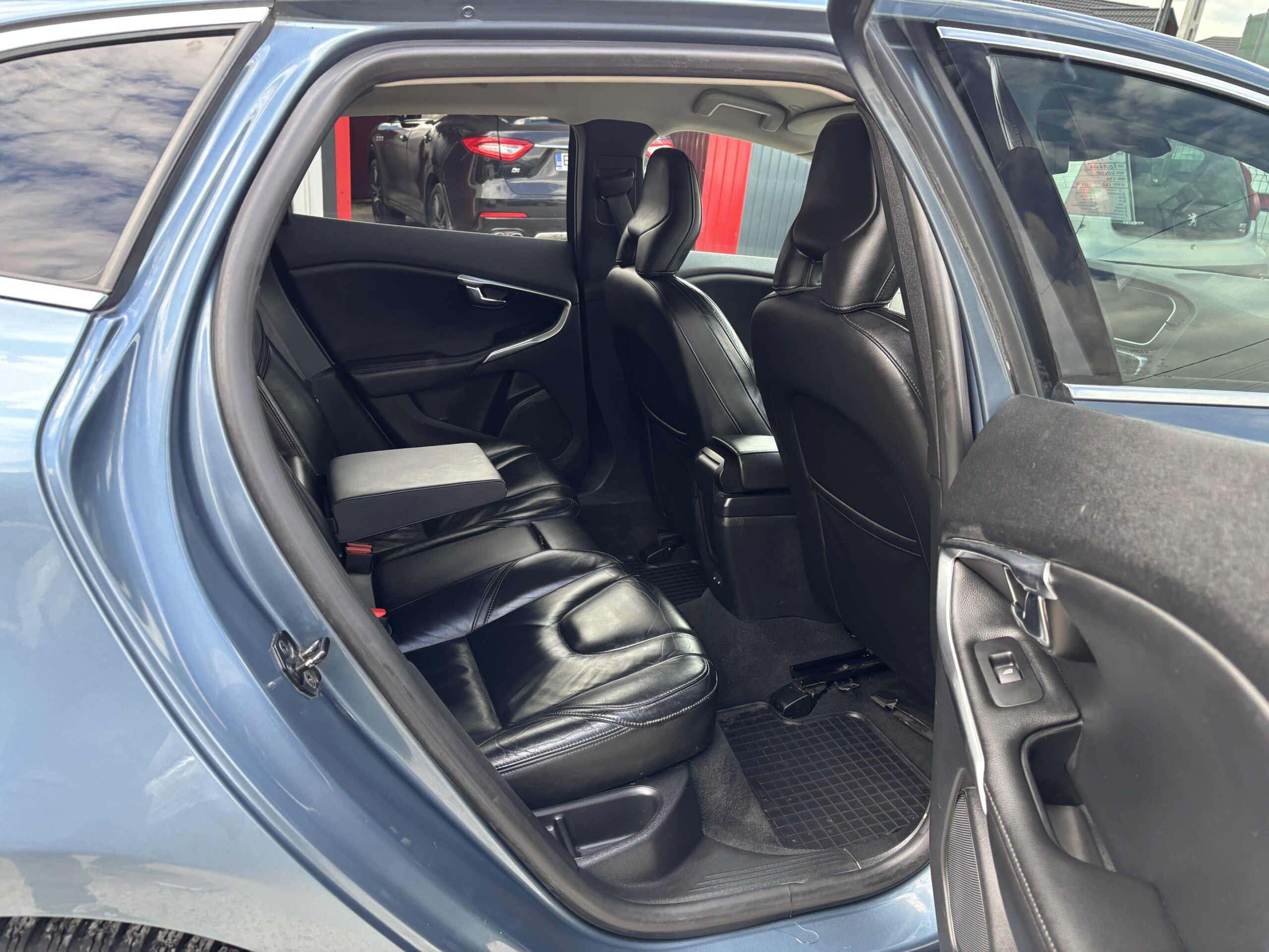 
								Volvo V40 full									