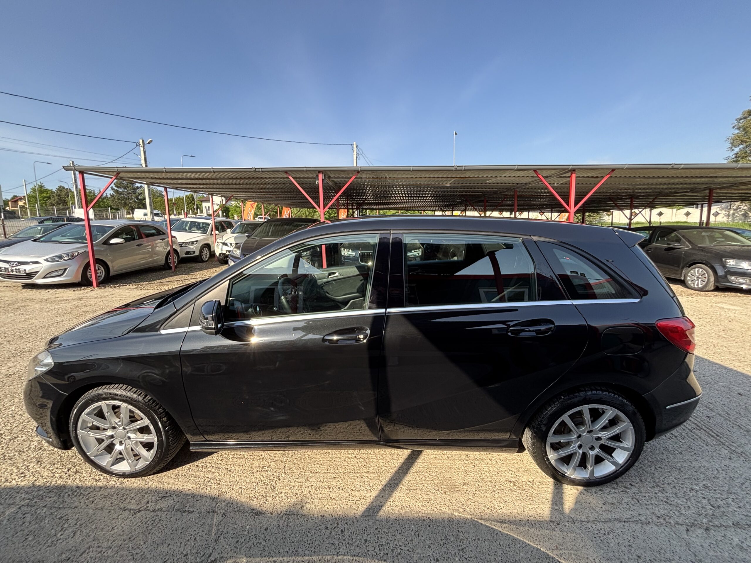 
								Mercedes B180 full									
