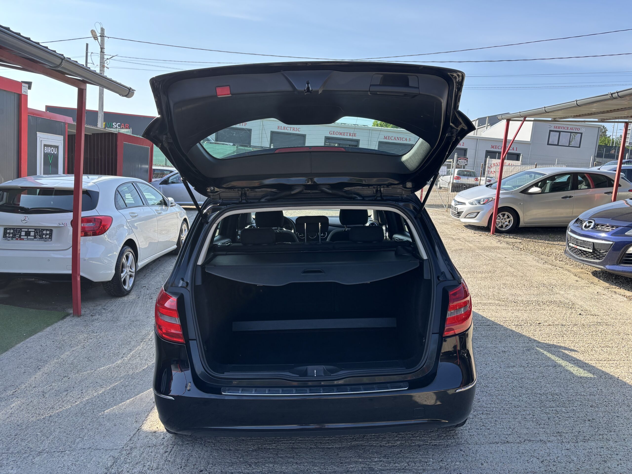 
								Mercedes B180 full									
