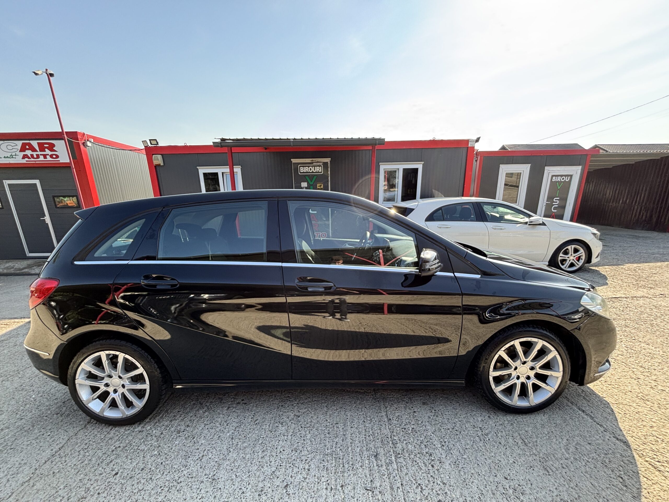 
								Mercedes B180 full									