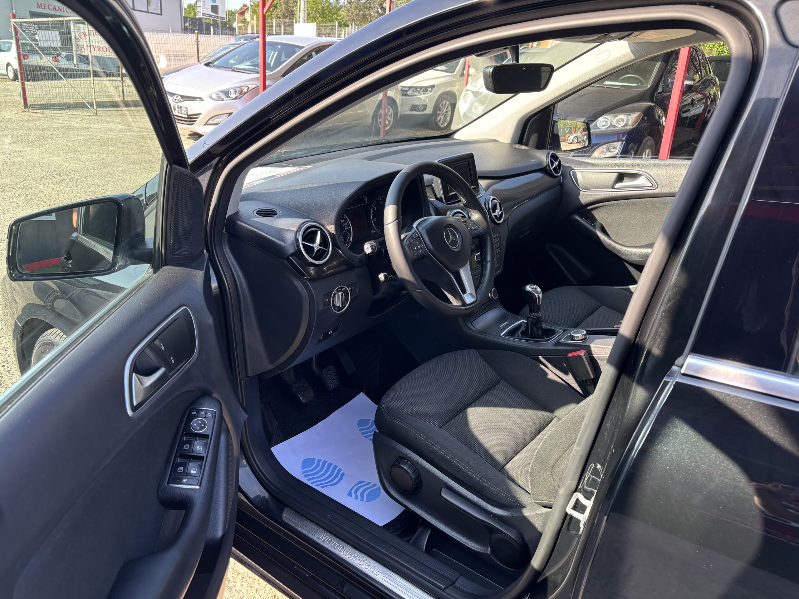 
								Mercedes B180 full									