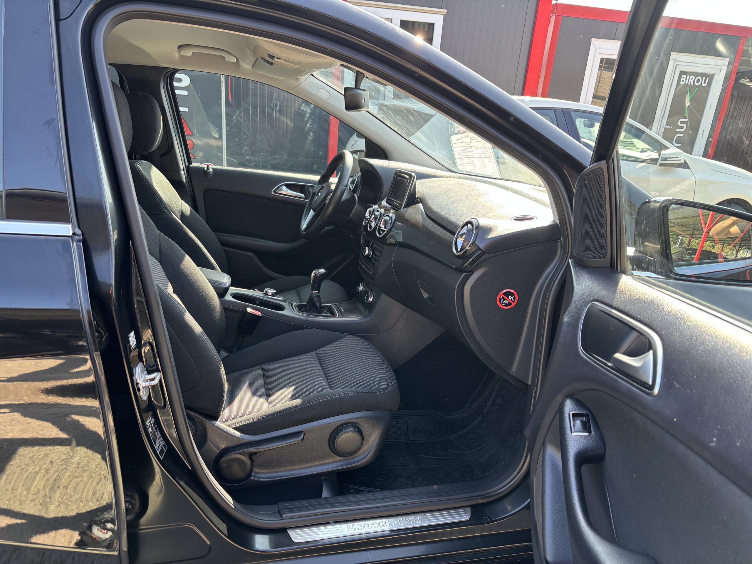 
								Mercedes B180 full									