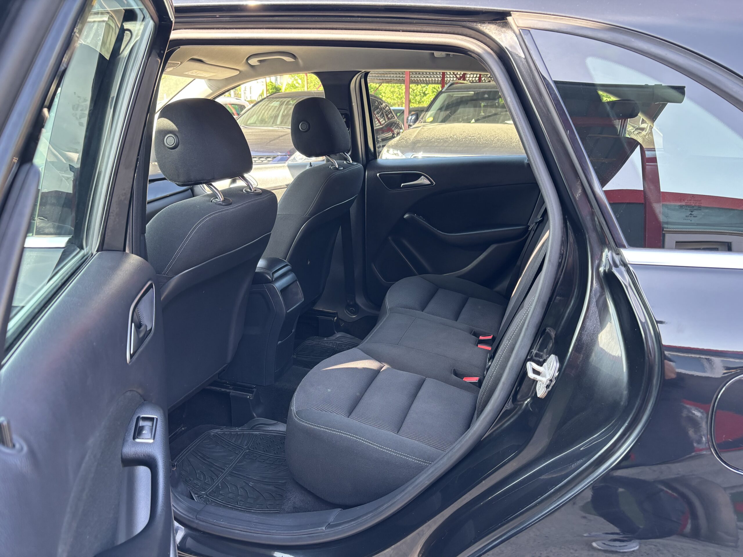 
								Mercedes B180 full									
