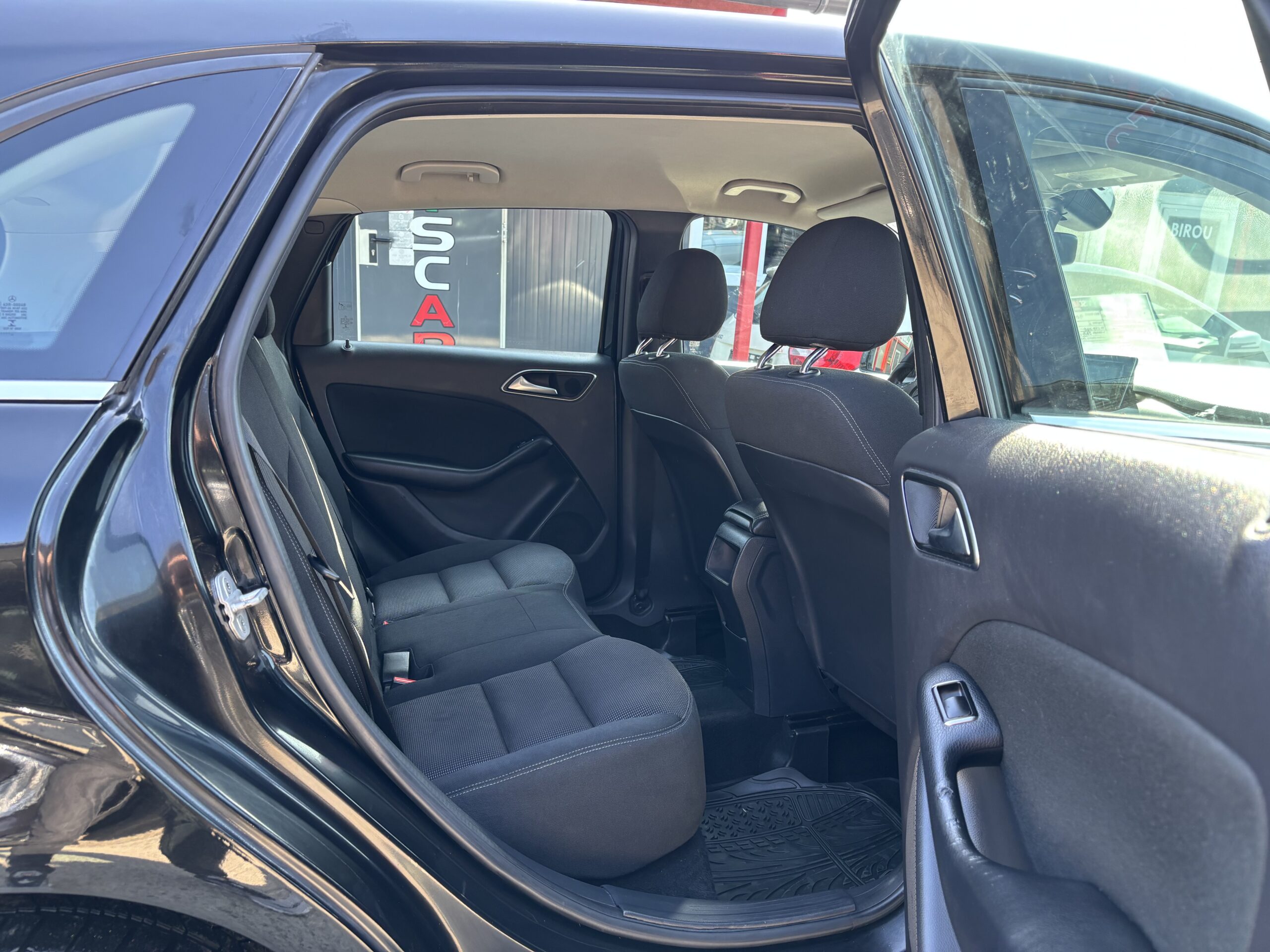 
								Mercedes B180 full									