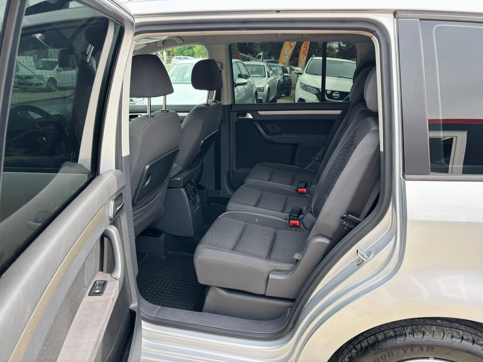 
								Volkswagen Touran full									