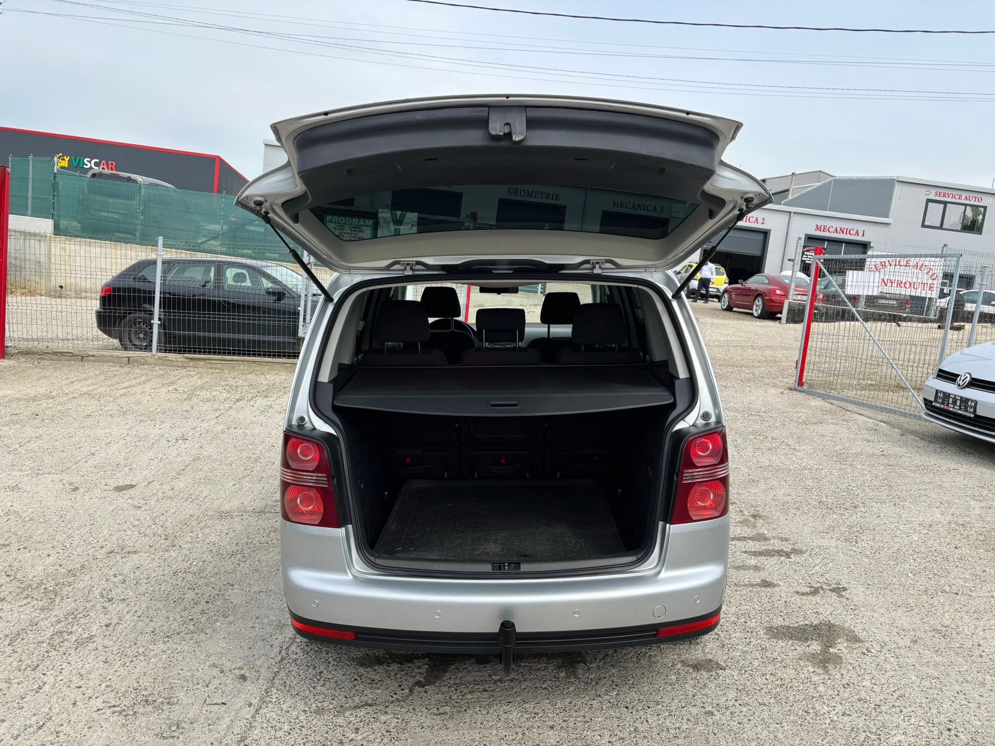
								Volkswagen Touran full									