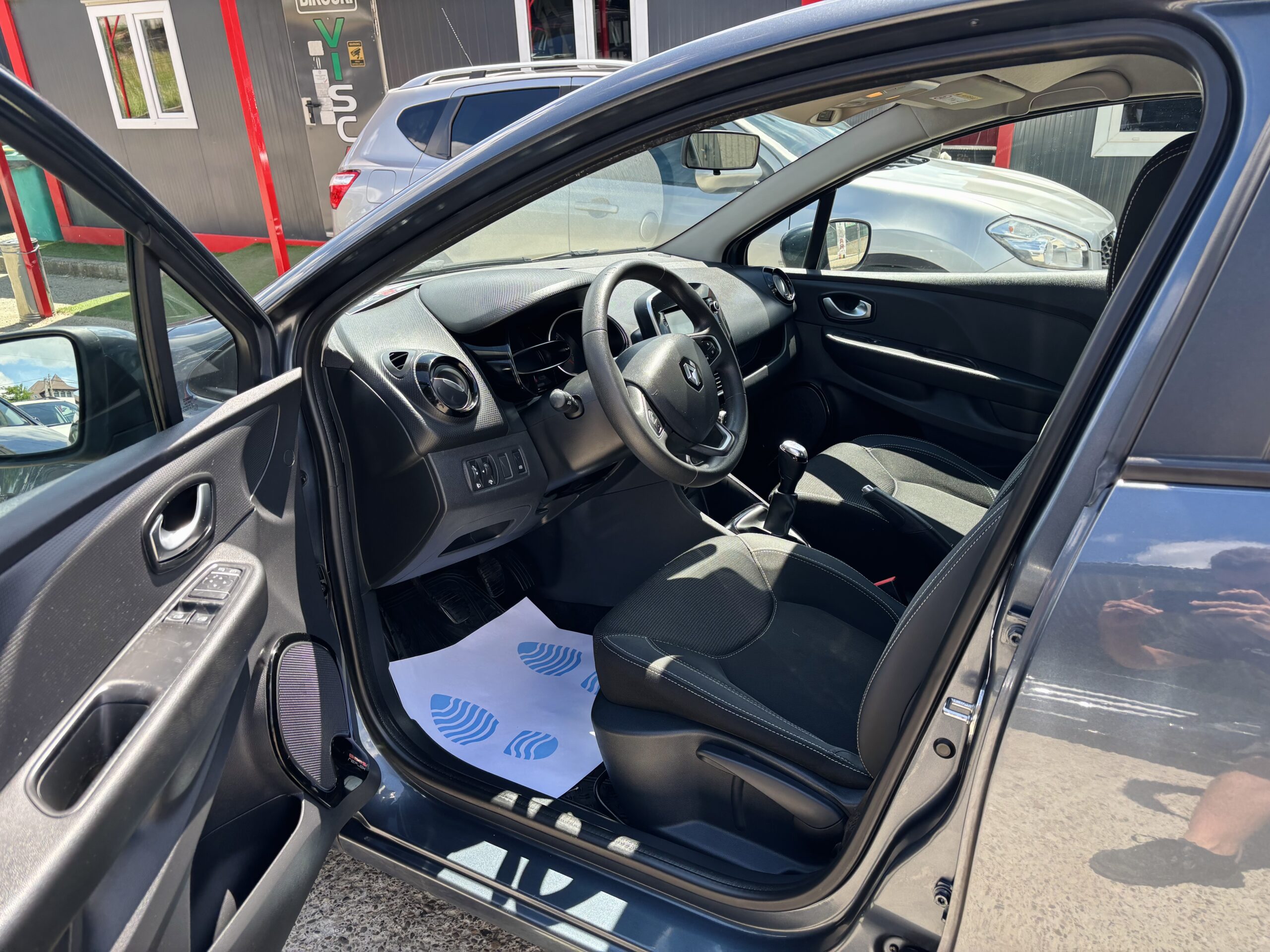 
								Renault Clio full									