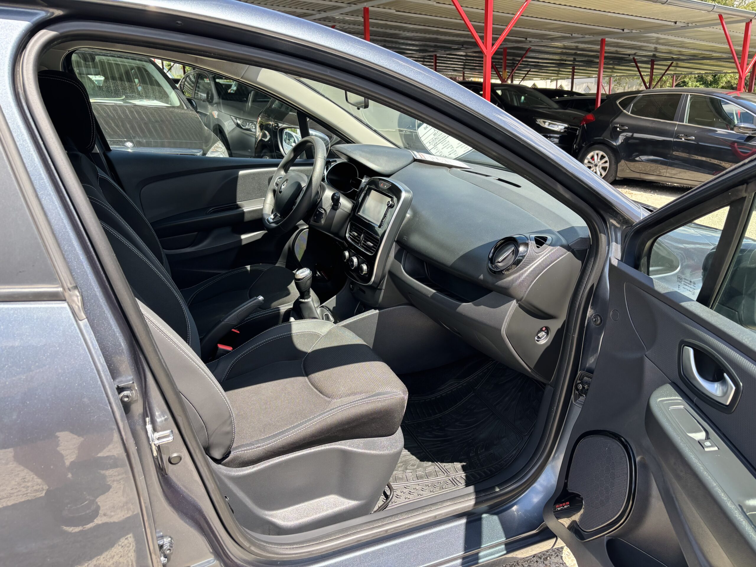 
								Renault Clio full									