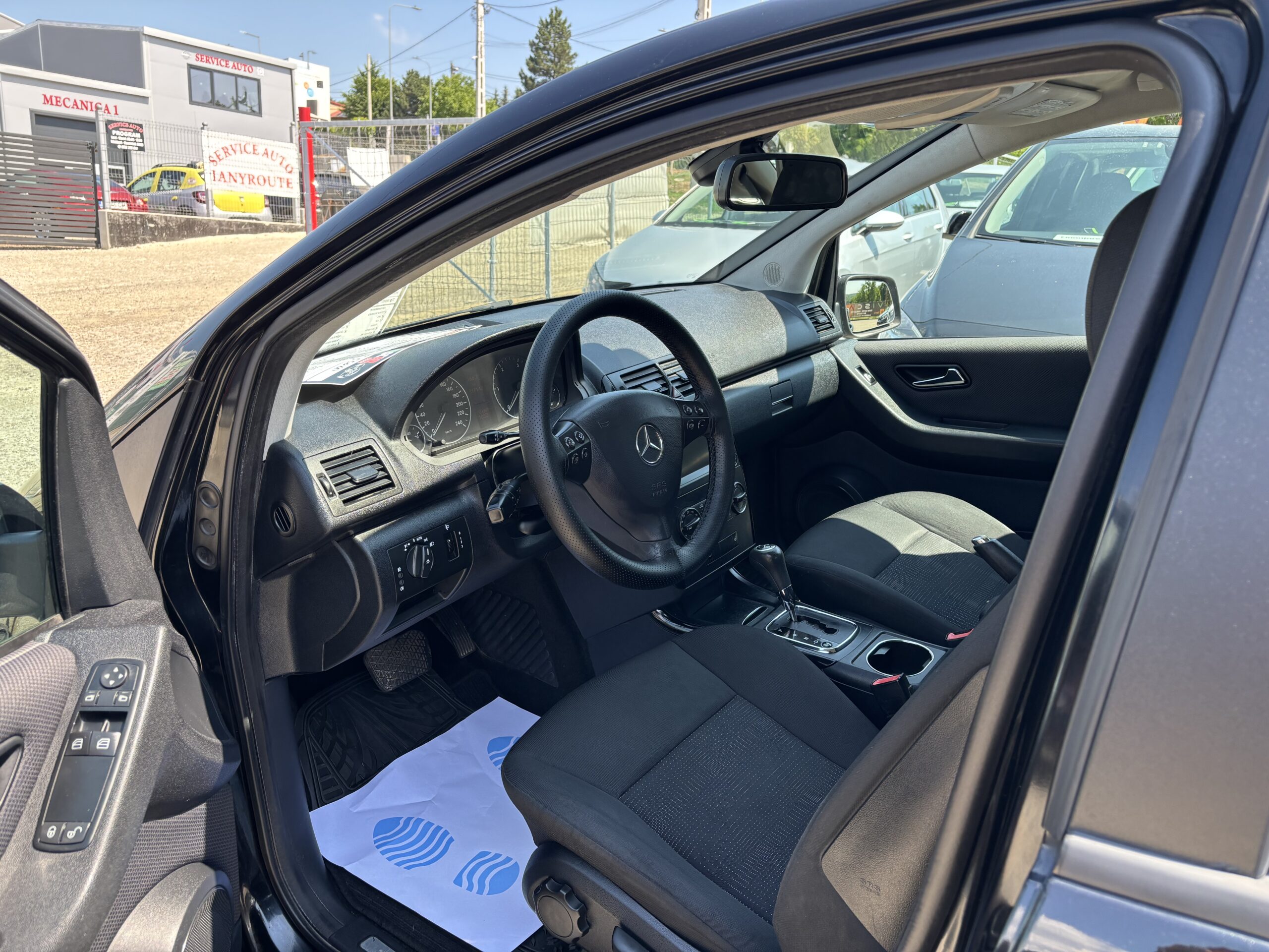
								Mercedes-A180 full									