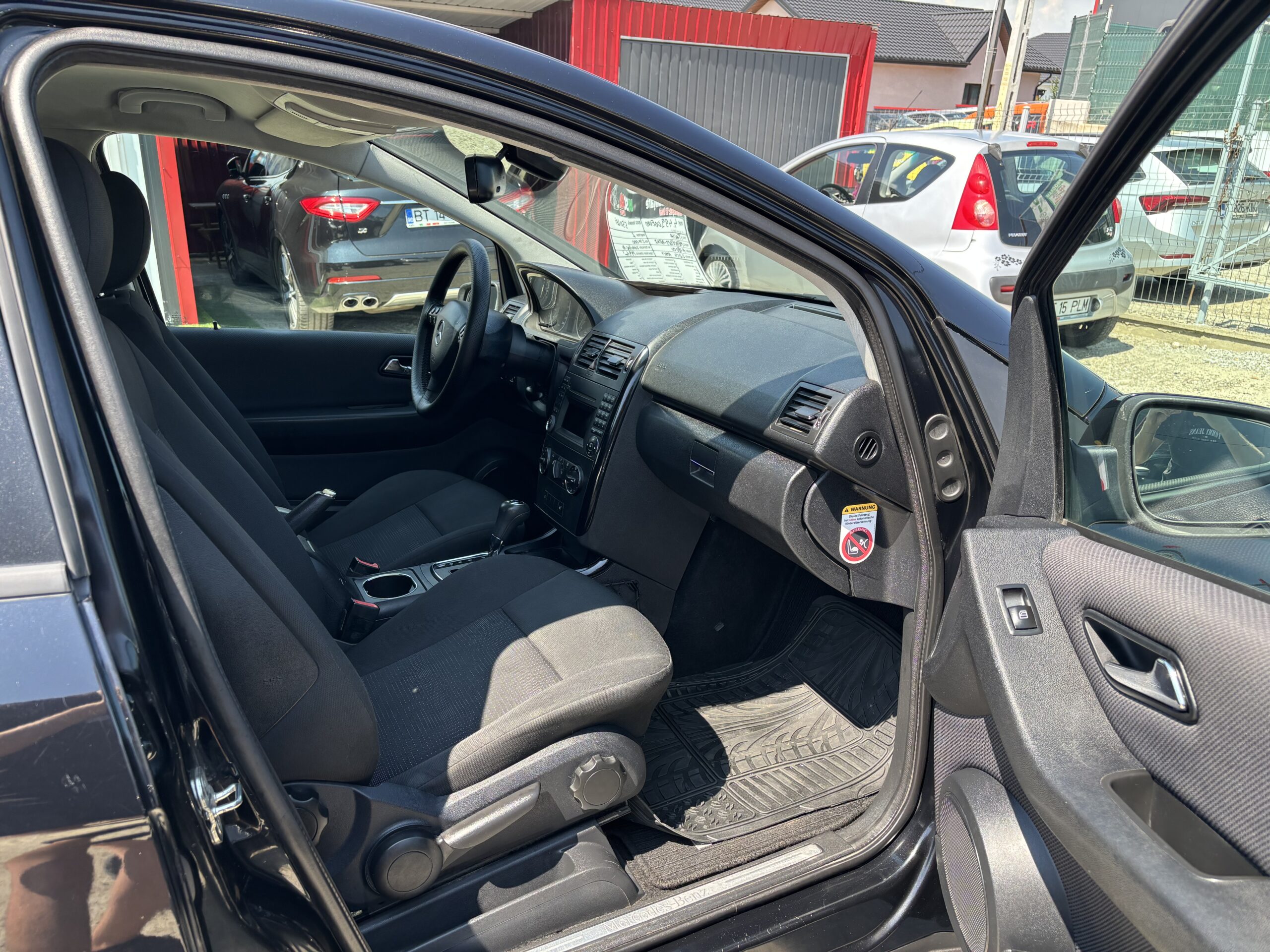 
								Mercedes-A180 full									