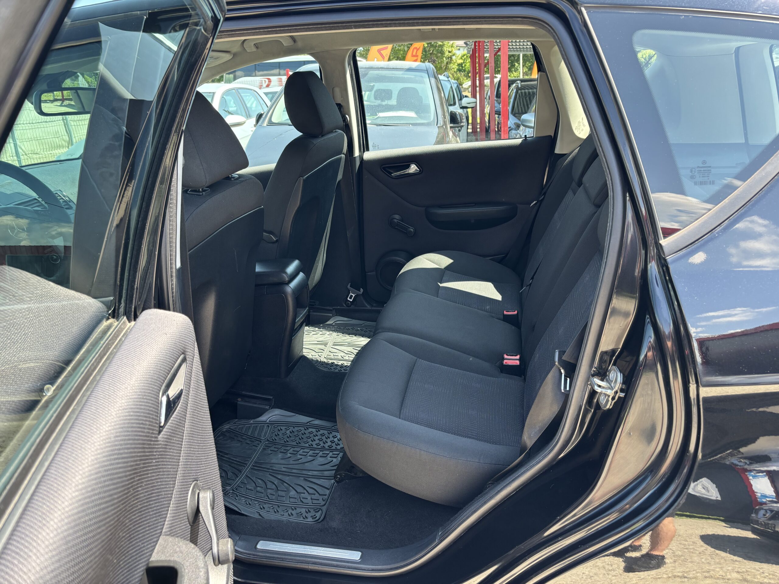 
								Mercedes-A180 full									