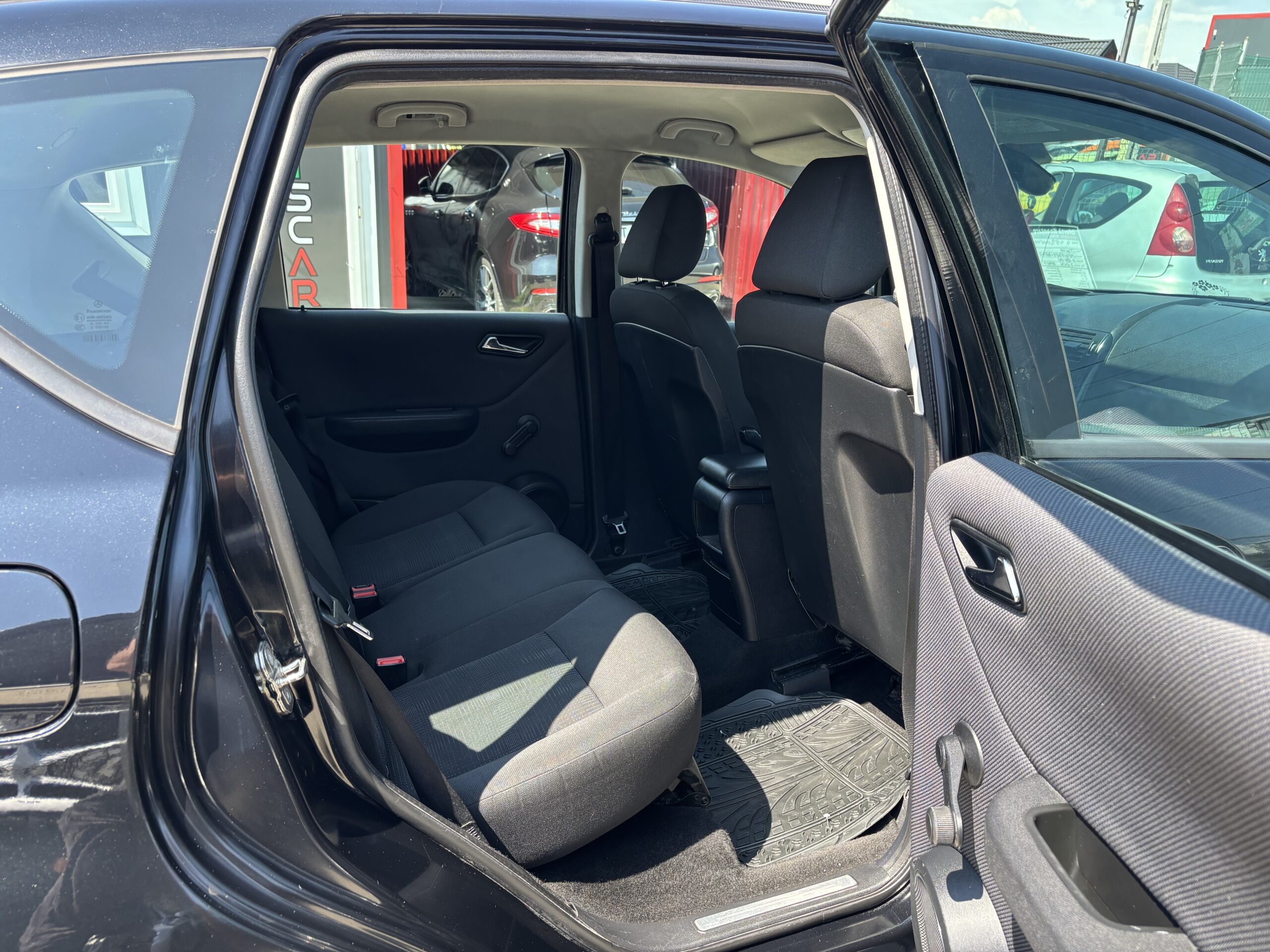 
								Mercedes-A180 full									
