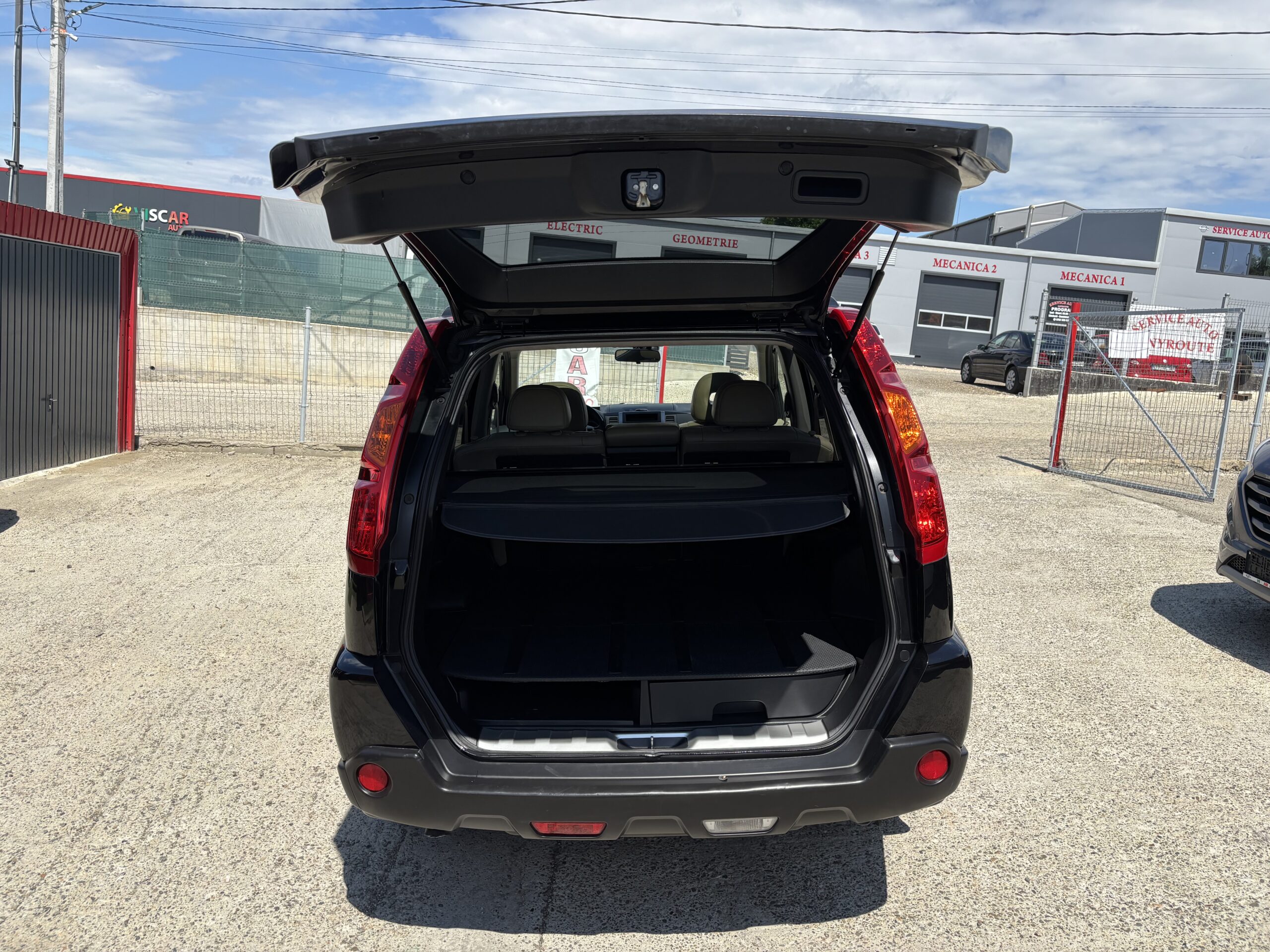 
								Nissan X-Trail full									