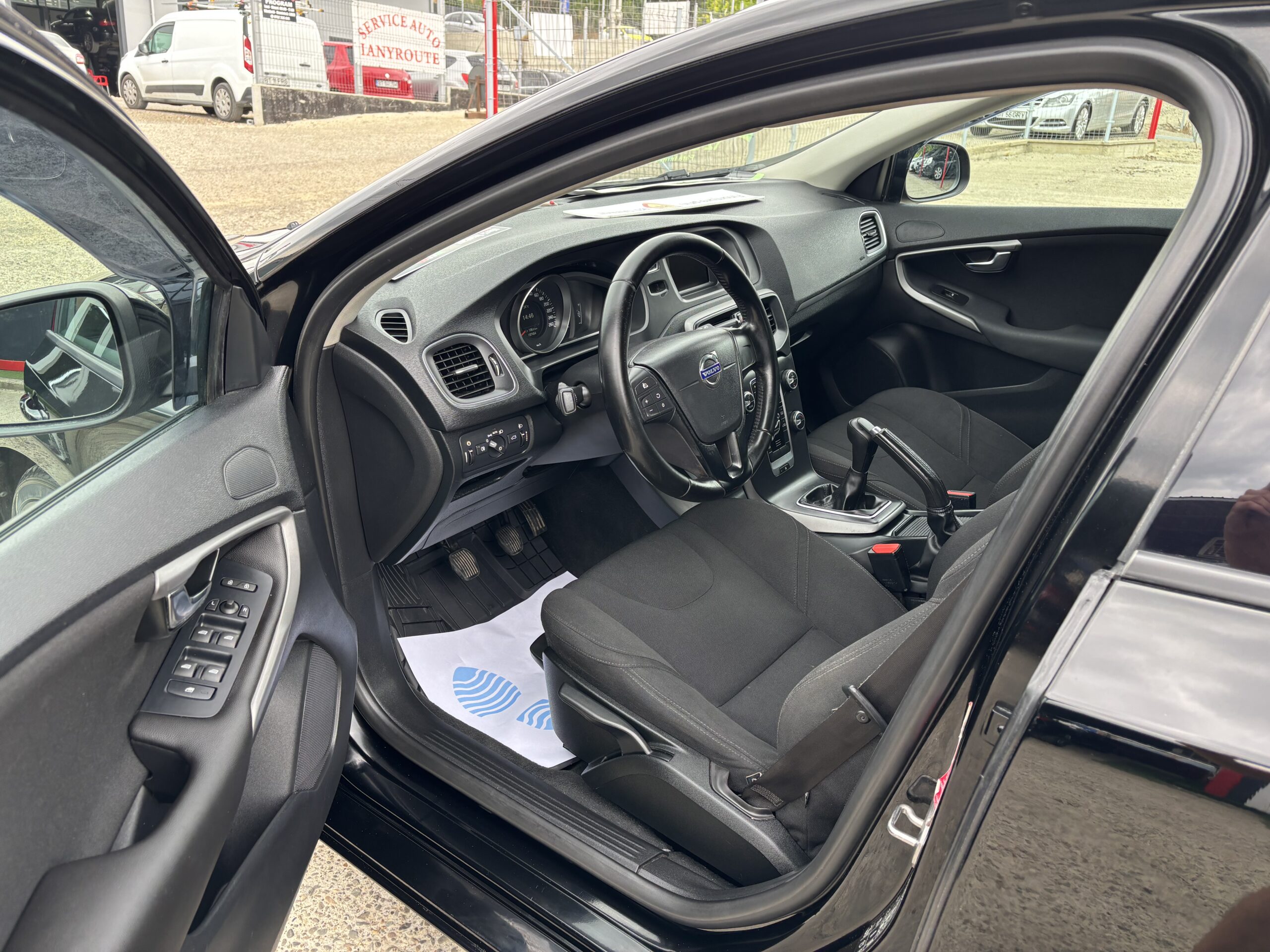 
								Volvo V40 full									