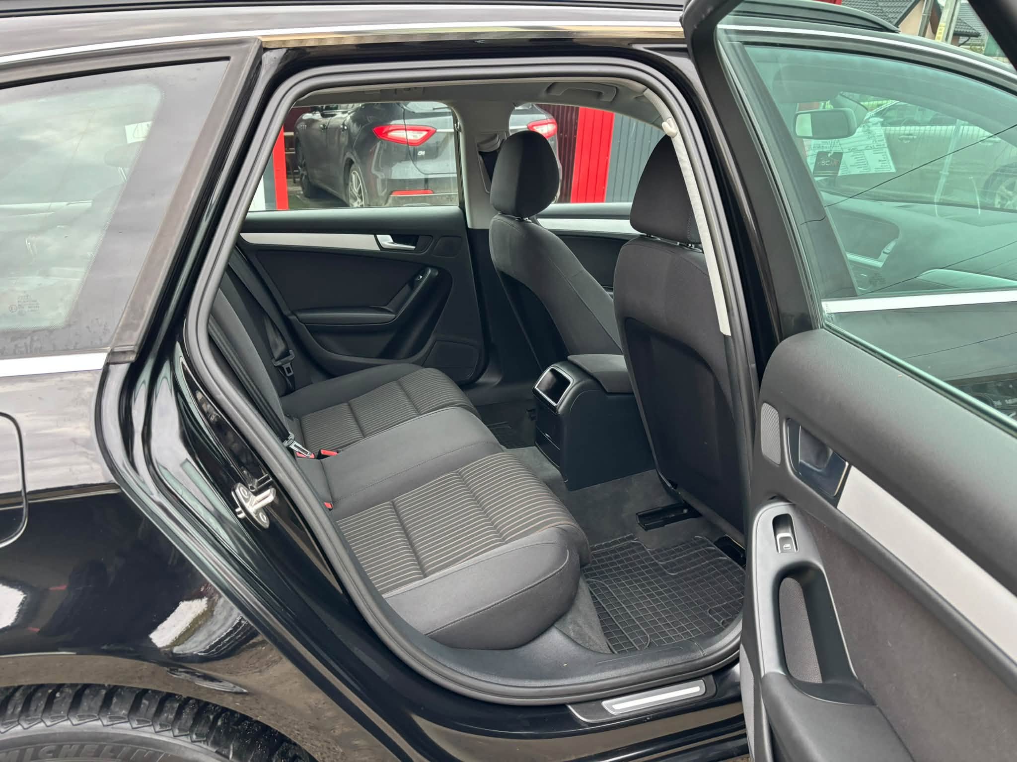 
								Audi A4 full									