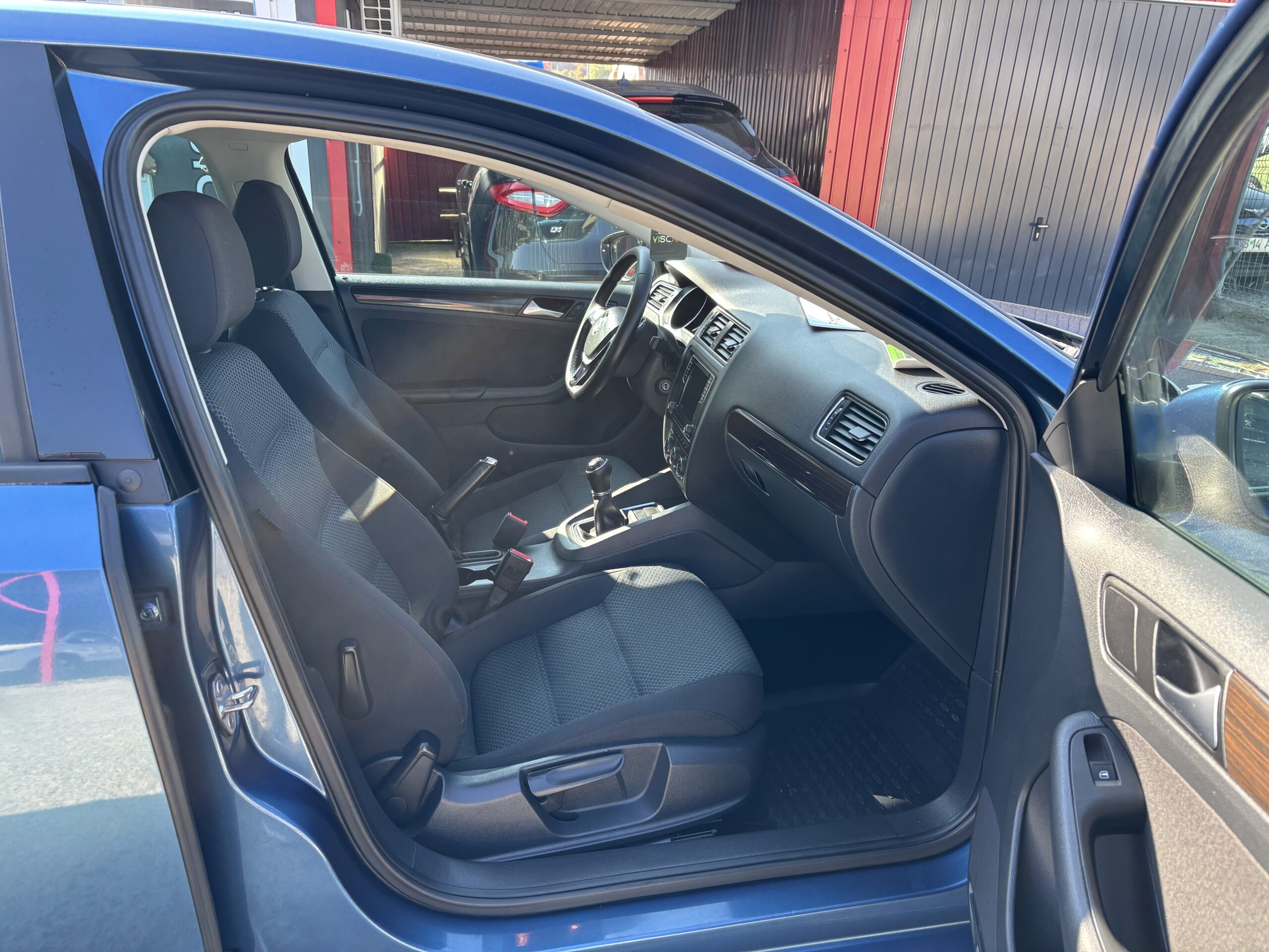 
								Volkswagen Jetta full									
