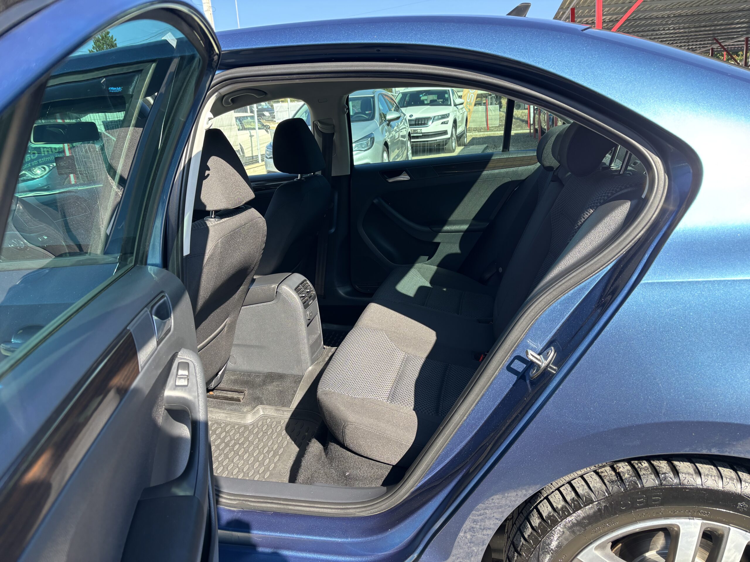 
								Volkswagen Jetta full									