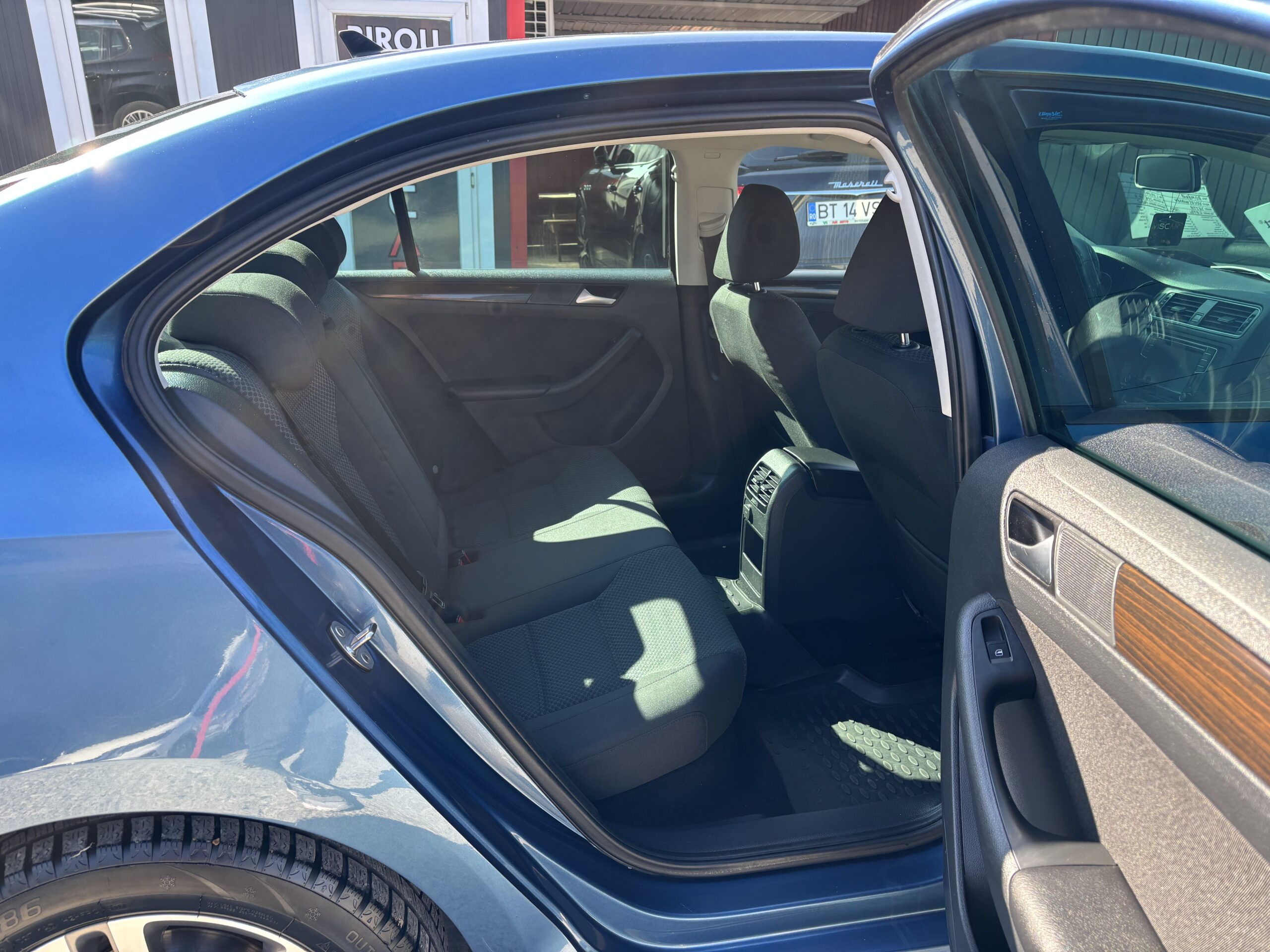 
								Volkswagen Jetta full									