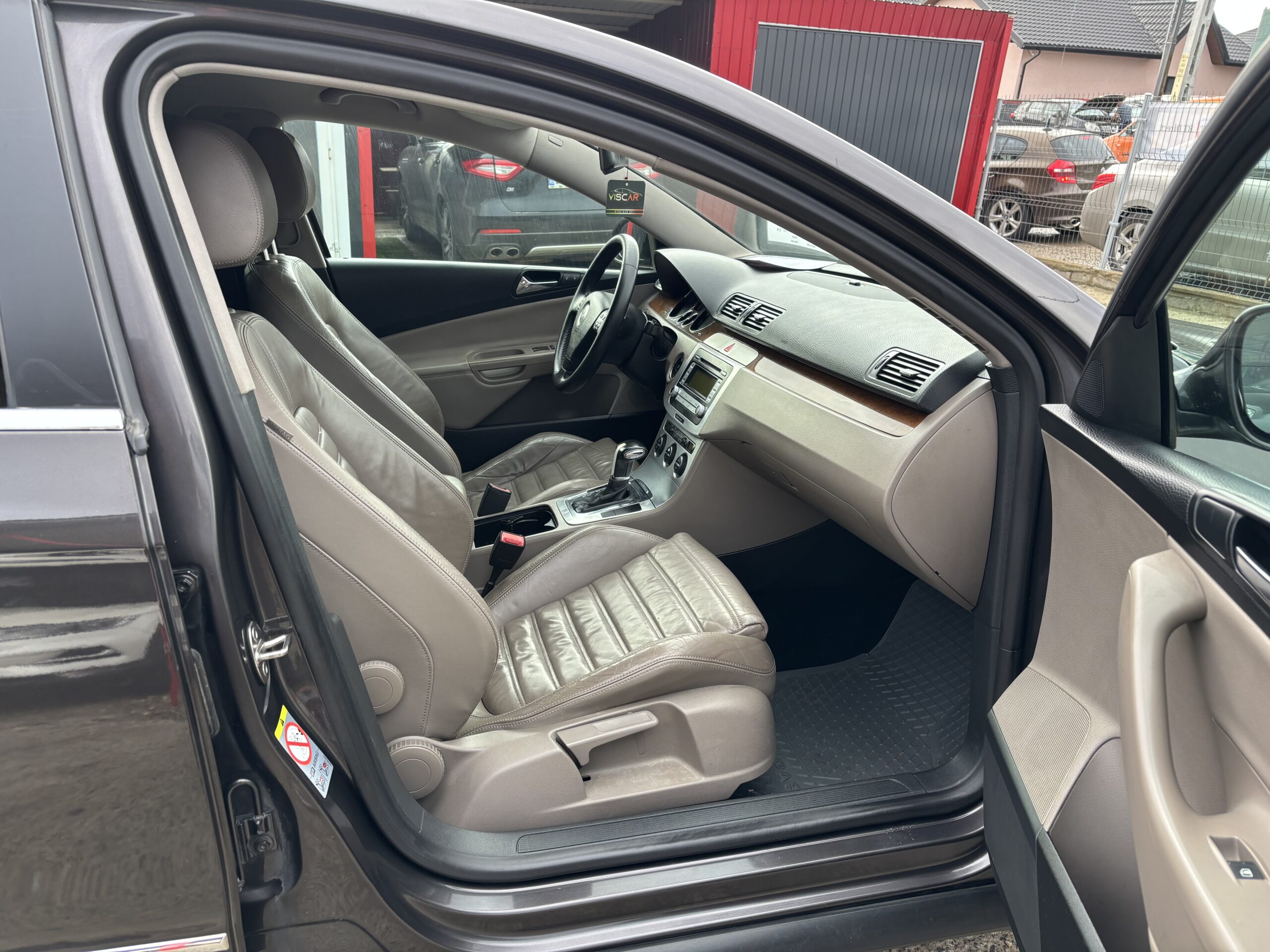 
								Volkswagen Passat full									
