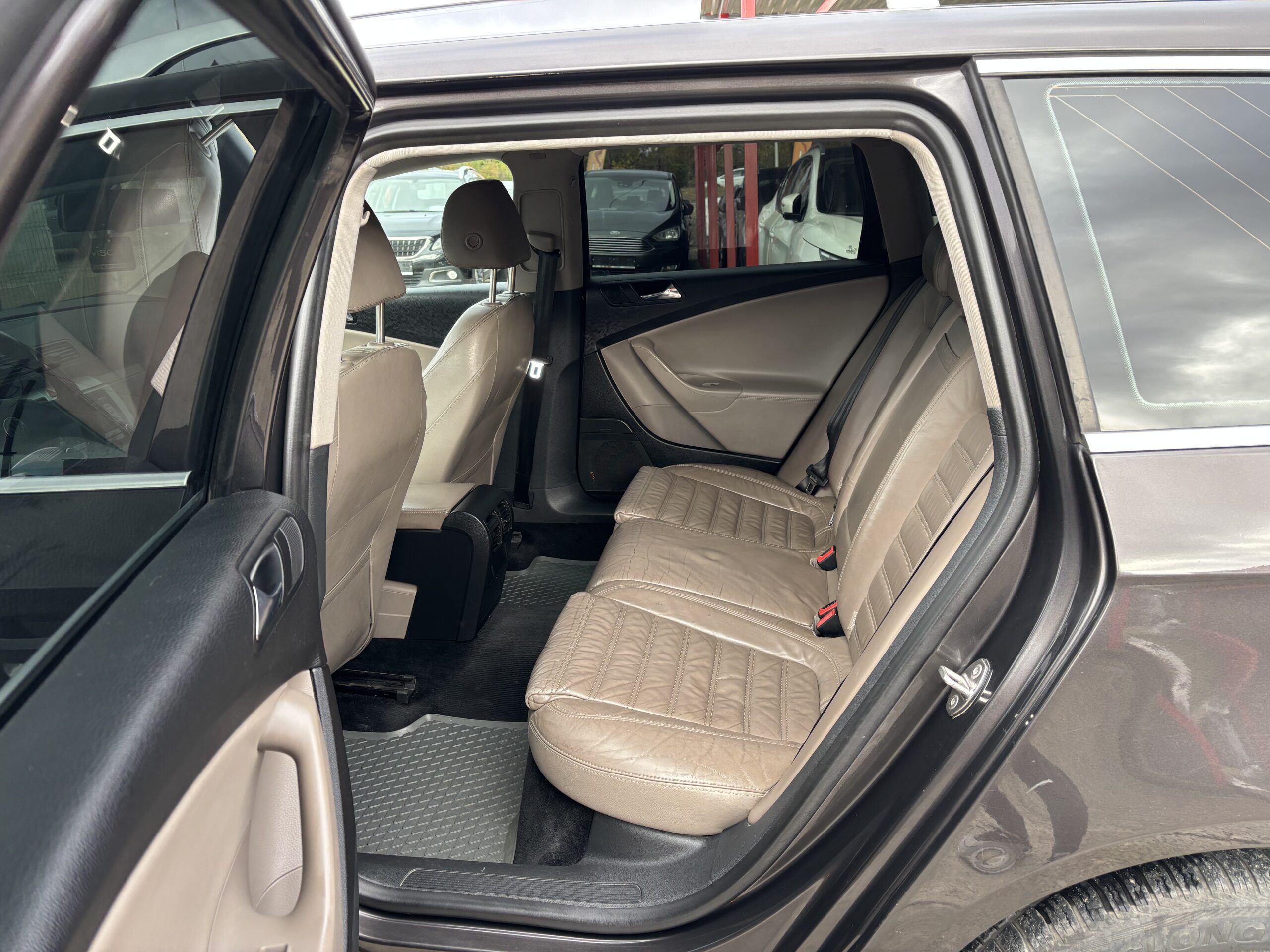 
								Volkswagen Passat full									