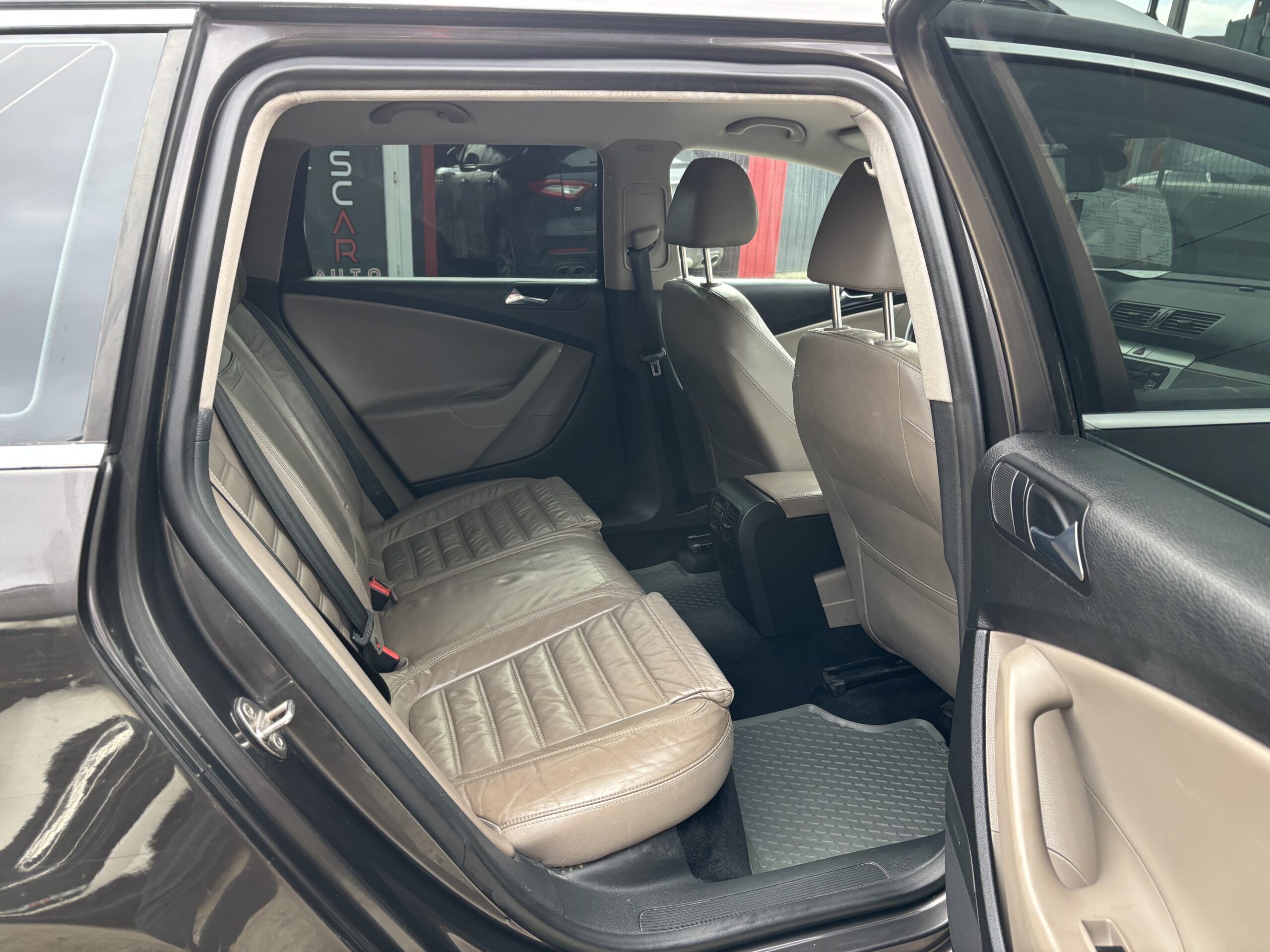 
								Volkswagen Passat full									