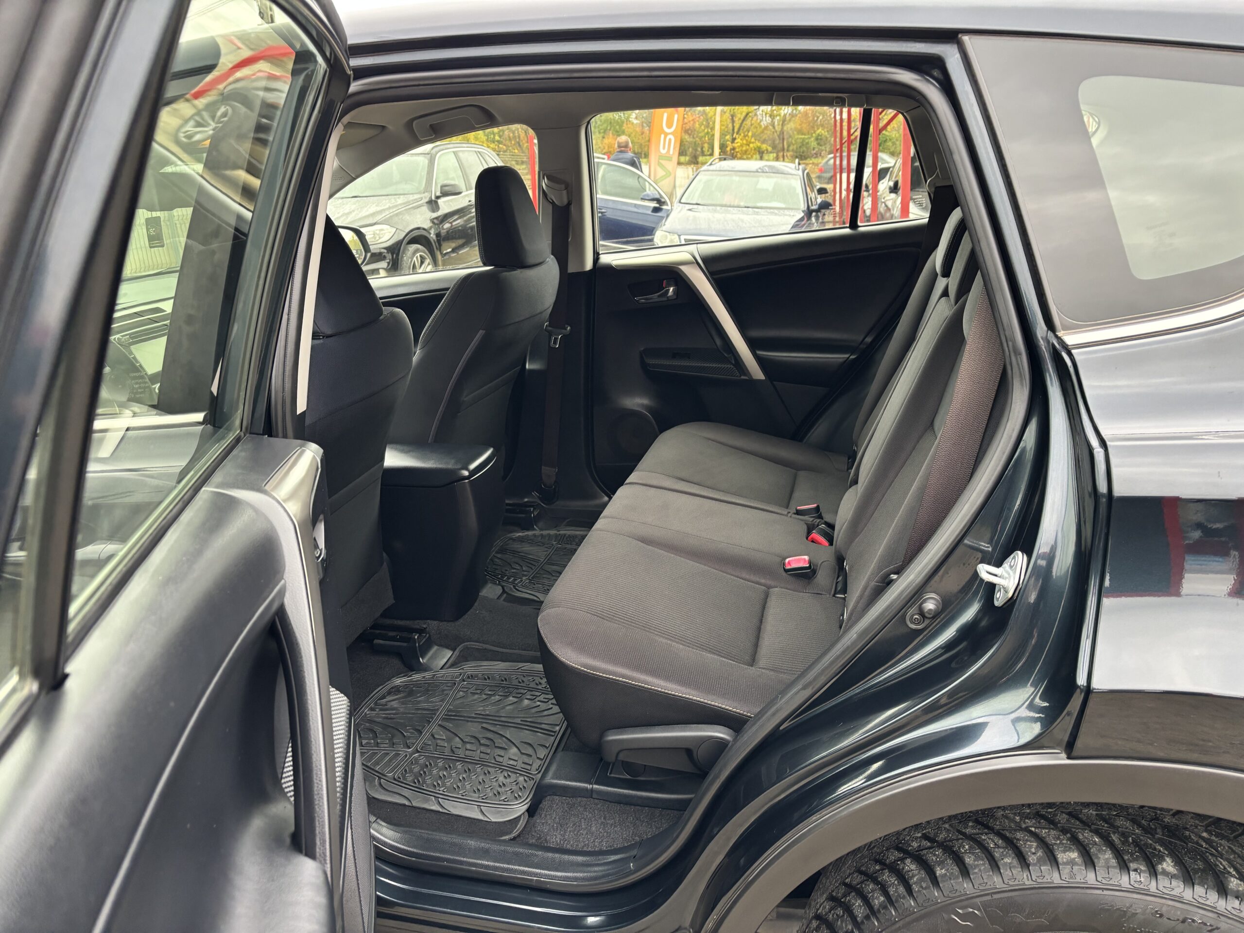 
								Toyota Rav4 full									