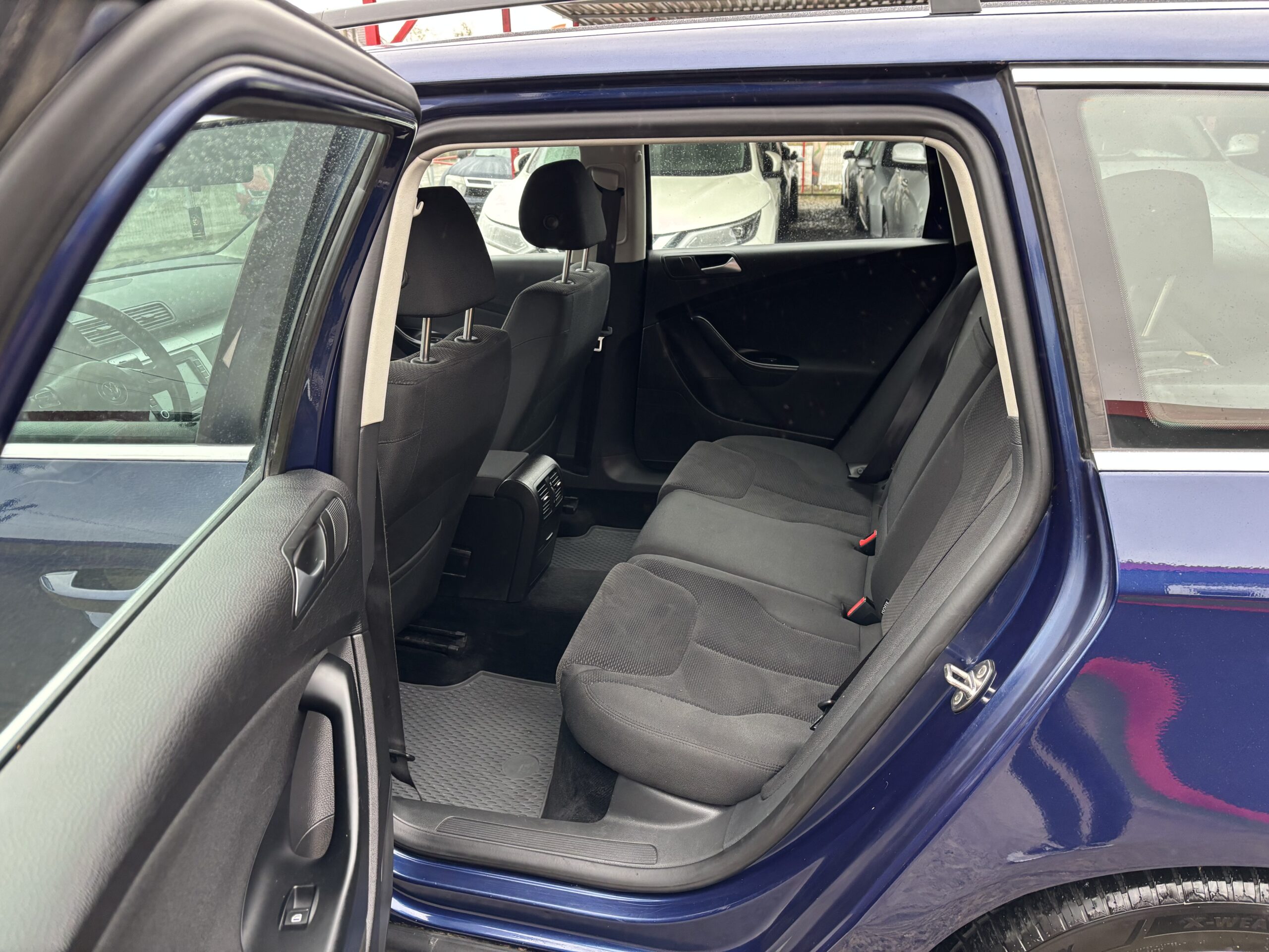 
								Volkswagen Passat full									