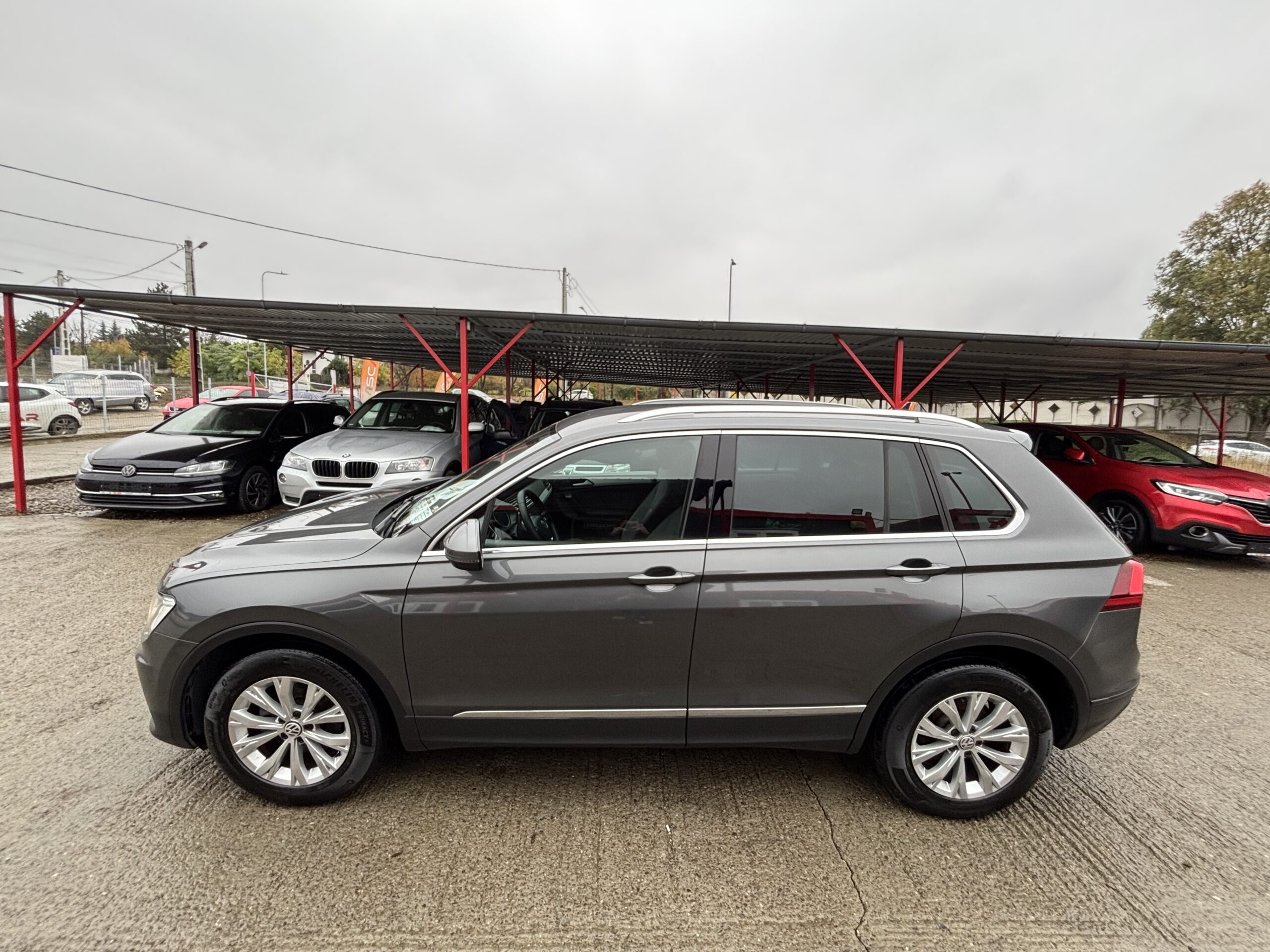 
								Volkswagen Tiguan full									
