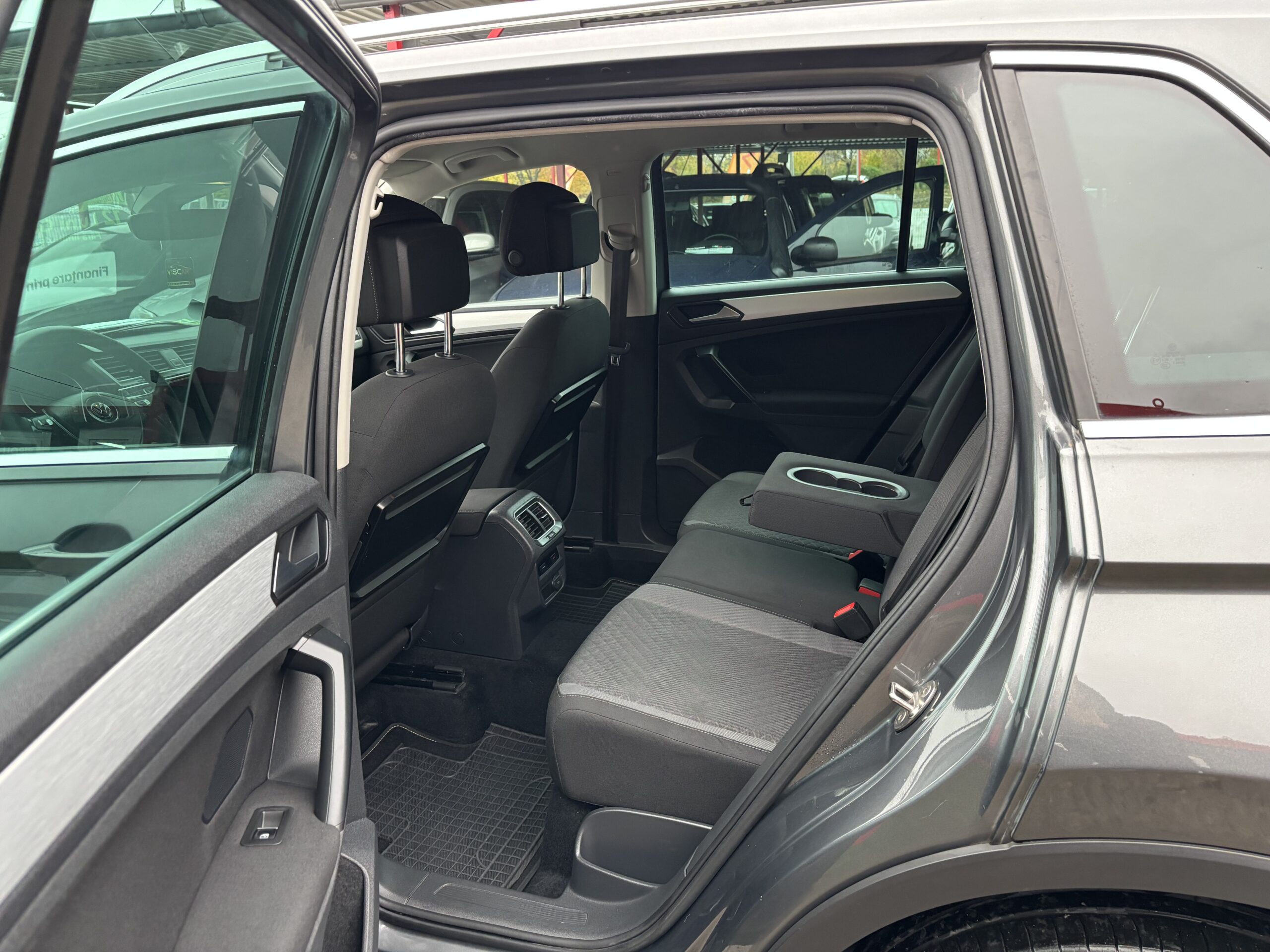 
								Volkswagen Tiguan full									